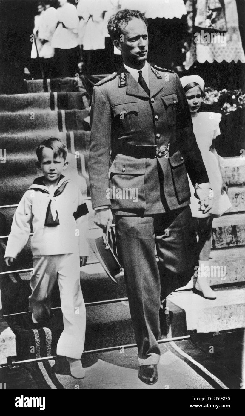 1936 , 17 maggio , Bruxelles , Belgio : il futuro re BAUDOUIN (1930 - 1993) Principe di Liegi , sposò nel 1959 Paola Ruffo di Calabria (nato nel 1937 ) . In questa foto con suo padre re LEOPOLDO III di Belgiani SAXE COBURG GOTHA ( 1901 - 1983 ) e sorella principessa JOSEPHINE-CHARLOTTE ( 1927 - 2005 ) Granduchesse di LUSSEMBURGO , sposò nel 1953 con il principe Jean di Nassau Principe di Borbone-Parma Granduca di Lussemburgo . - Casa DEL BRABANTE - BRABANTE - BALDOVINO - royalty - nobili - nobiltà - principe reale - BELGIO - ritratto - ritratto - marinaretto - vestito alla marinara - vela Foto Stock