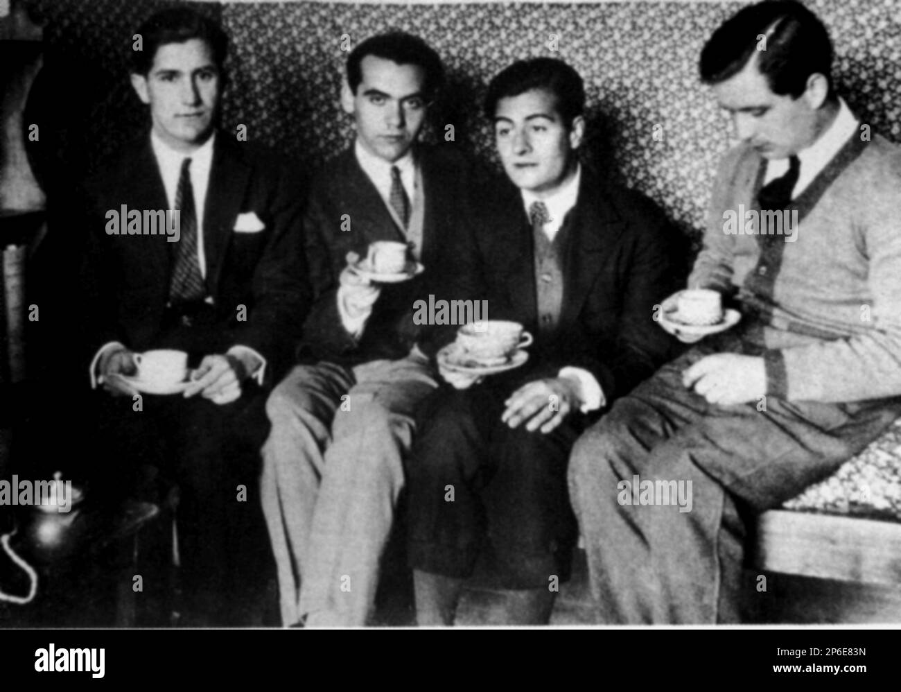 1924, Madrid , SPAGNA : il poeta spagnolo FEDERICO GARCIA LORCA ( 1898 - 1936 ) quando aveva 20 anni all'Università di Madrid per un tè con alcuni amici chiusi : (da sinistra a destra ) PEPIN BELLO , JUAN CENTENO e LUIS EATON . - POETA - POESIA - POESIA - LETTERATURA - LETTERATURA - letterato - GAY - omosessuale - omosessualità - Omosessualità - LGBT - Omosessuale - ritratto - ritratto - turbante - tè - THEA - thé ---- Archivio GBB Foto Stock