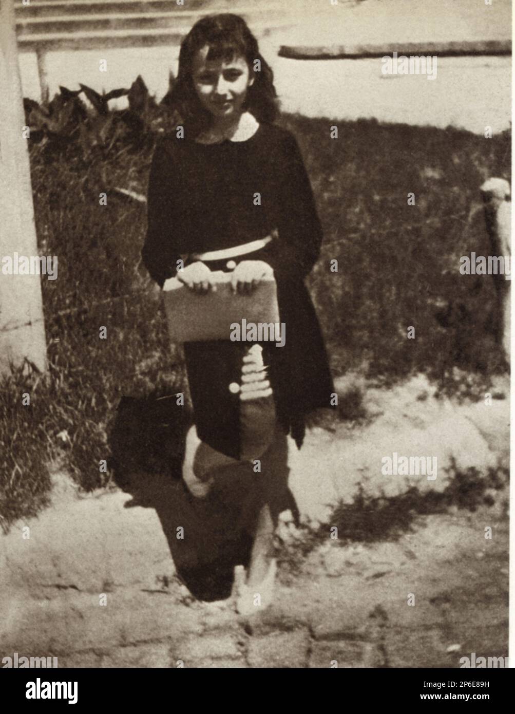 1941, Napoli , ITALIA : L'attrice cinematografica SOPHIA LOREN ( Sofia Scolone , Roma 1934 ) quando era un bambino di 7 anni - CINEMA - personalità da giovani giovani giovani - bambino bambina bambini - personalità quando era bambino - una scuola - studioso - scolaro - scolara - scolara --- Archivio GBB Foto Stock