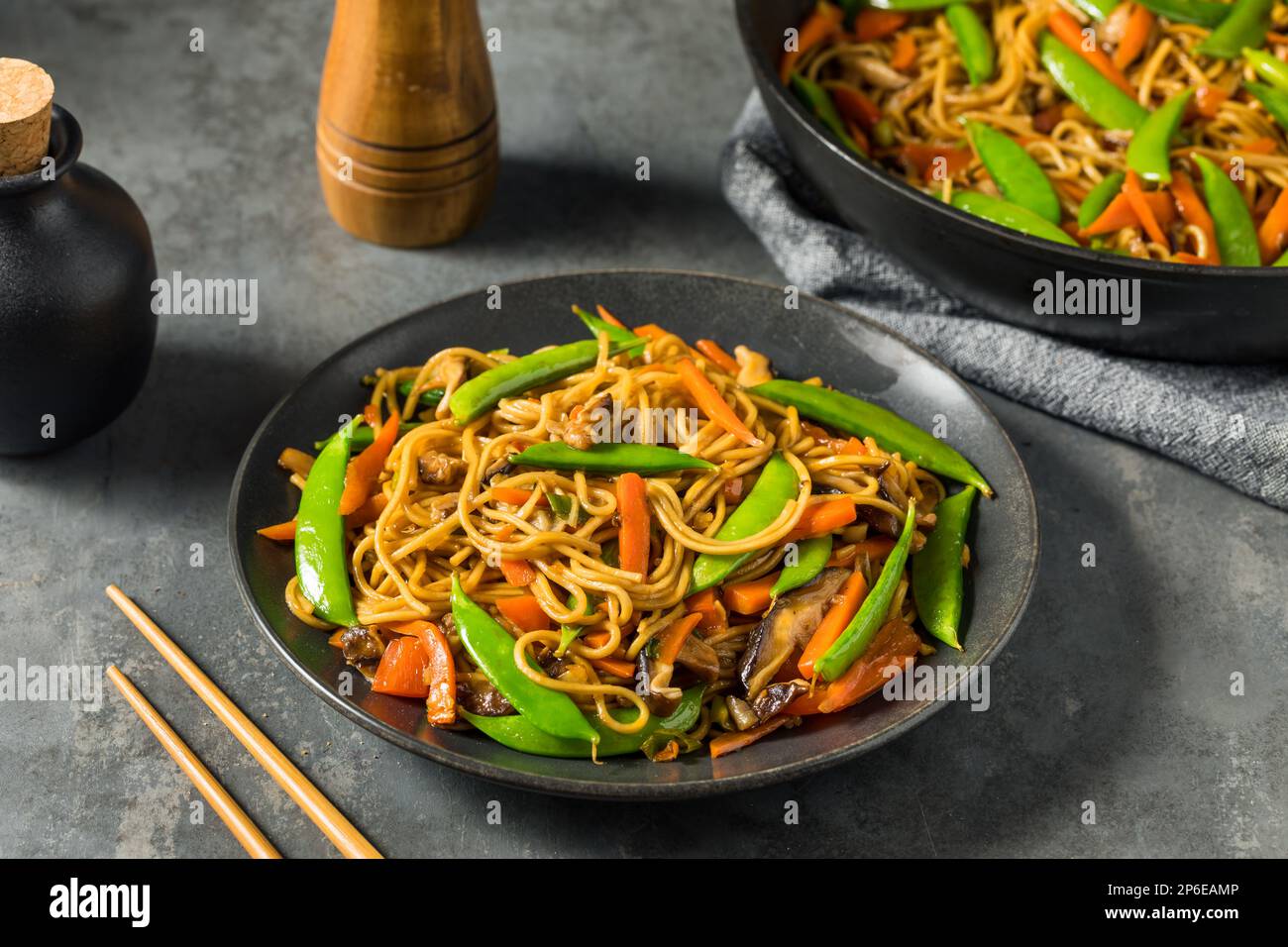 Piatto di ramen piccante coreano istantaneo in ciotola bianca sul tavolo  Foto stock - Alamy