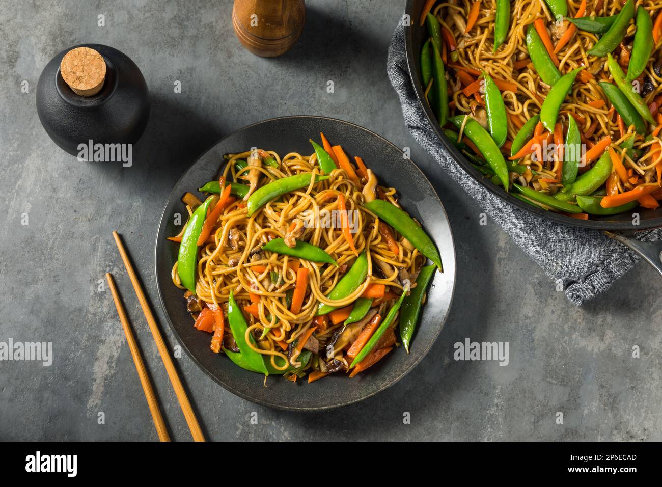 Saporita Stir di Ramen Noodle Asiatico fatto in casa con verdure Foto Stock