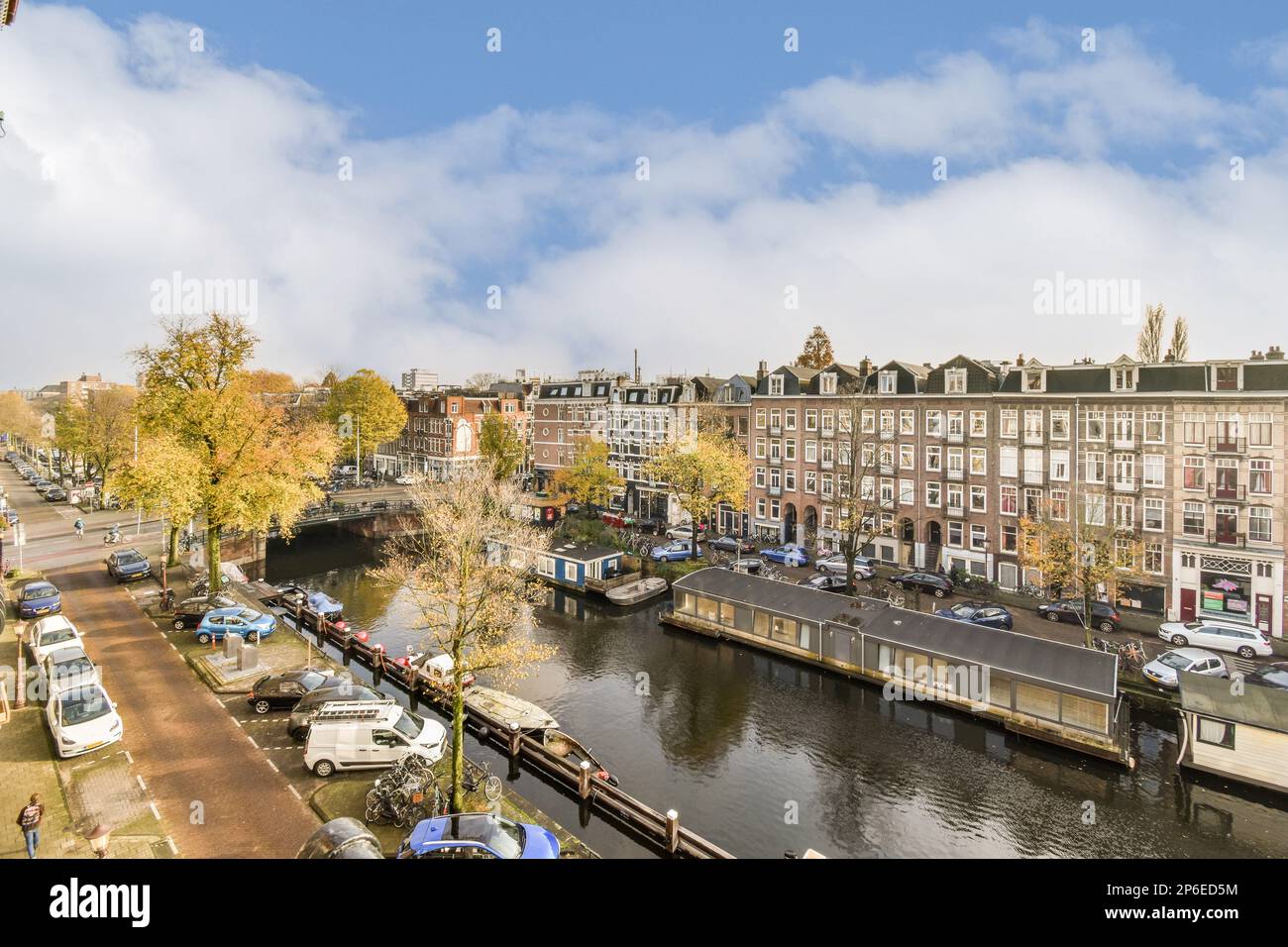 Amsterdam, Paesi Bassi - 10 Aprile, 2021: Alcuni edifici e barche sul canale di amsterdam, paesi bassi questa è una delle mie cose preferite da fare quando sono Foto Stock