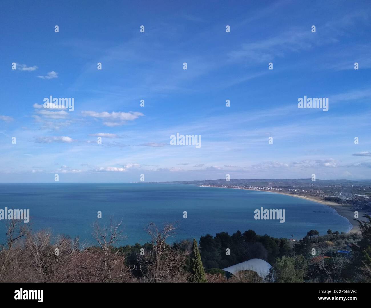 Golfo di vasto o Golfo d'Oro, quasi al confine con il Molise. Di origine preromana, fondata secondo la leggenda da Diomede Foto Stock