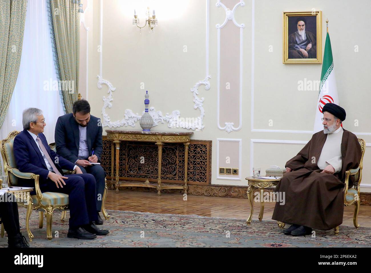 Teheran, Teheran, Iran. 7th Mar, 2023. Il Presidente iraniano EBRAHIM RAISI (R) e il Segretario generale dell'Organizzazione di cooperazione di Shanghai ZHANG MING (L) si incontrano a Teheran (Iran) il 07 marzo 2023. Affermando che l'Iran attribuisce grande importanza alla cooperazione e all'interazione con gli stati membri della SCO, il Presidente ha affermato che i paesi membri dell'Organizzazione per la cooperazione di Shanghai dispongono di risorse umane e popolazione significative, di risorse e riserve ricche e di un'ampia area geografica, che ha reso grandi capacità per questa organizzazione di svolgere un ruolo nel trattare efficacemente l'unilateralismo e. Foto Stock