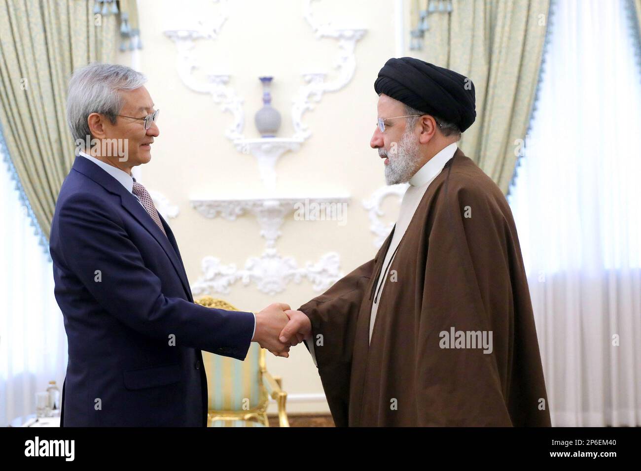 Teheran, Teheran, Iran. 7th Mar, 2023. Il Presidente iraniano EBRAHIM RAISI (R) accoglie con favore il Segretario generale dell'Organizzazione di cooperazione di Shanghai ZHANG MING (L) a Teheran, in Iran, il 07 marzo 2023. Affermando che l'Iran attribuisce grande importanza alla cooperazione e all'interazione con gli stati membri della SCO, il Presidente ha affermato che i paesi membri dell'Organizzazione per la cooperazione di Shanghai dispongono di risorse umane e popolazione significative, di risorse e riserve ricche e di un'ampia area geografica, che ha reso grandi capacità per questa organizzazione di svolgere un ruolo nel trattare efficacemente l'unilateralismo e. Foto Stock