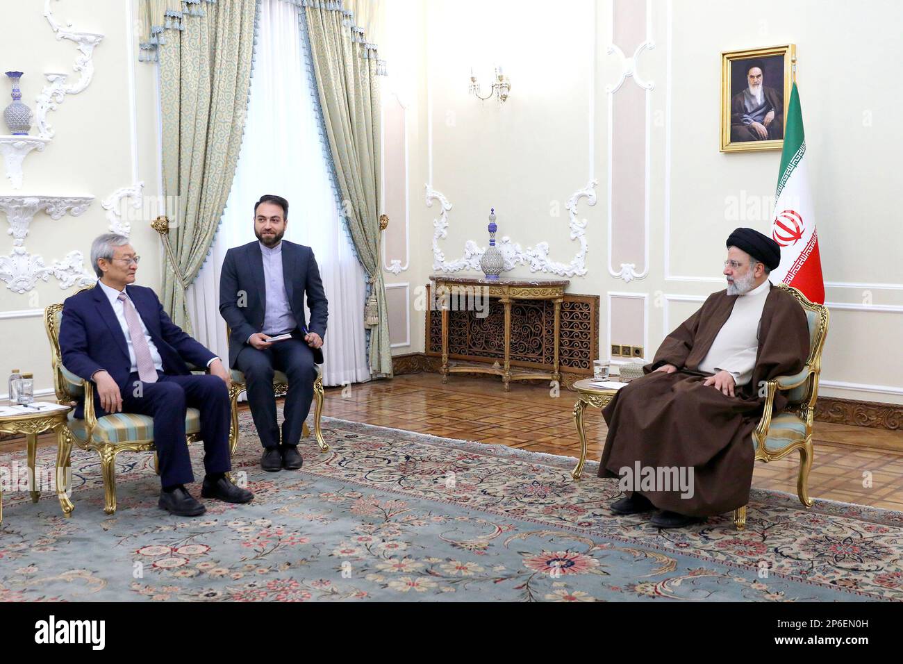 Teheran, Teheran, Iran. 7th Mar, 2023. Il Presidente iraniano EBRAHIM RAISI (R) e il Segretario generale dell'Organizzazione di cooperazione di Shanghai ZHANG MING (L) si incontrano a Teheran (Iran) il 07 marzo 2023. Affermando che l'Iran attribuisce grande importanza alla cooperazione e all'interazione con gli stati membri della SCO, il Presidente ha affermato che i paesi membri dell'Organizzazione per la cooperazione di Shanghai dispongono di risorse umane e popolazione significative, di risorse e riserve ricche e di un'ampia area geografica, che ha reso grandi capacità per questa organizzazione di svolgere un ruolo nel trattare efficacemente l'unilateralismo e. Foto Stock