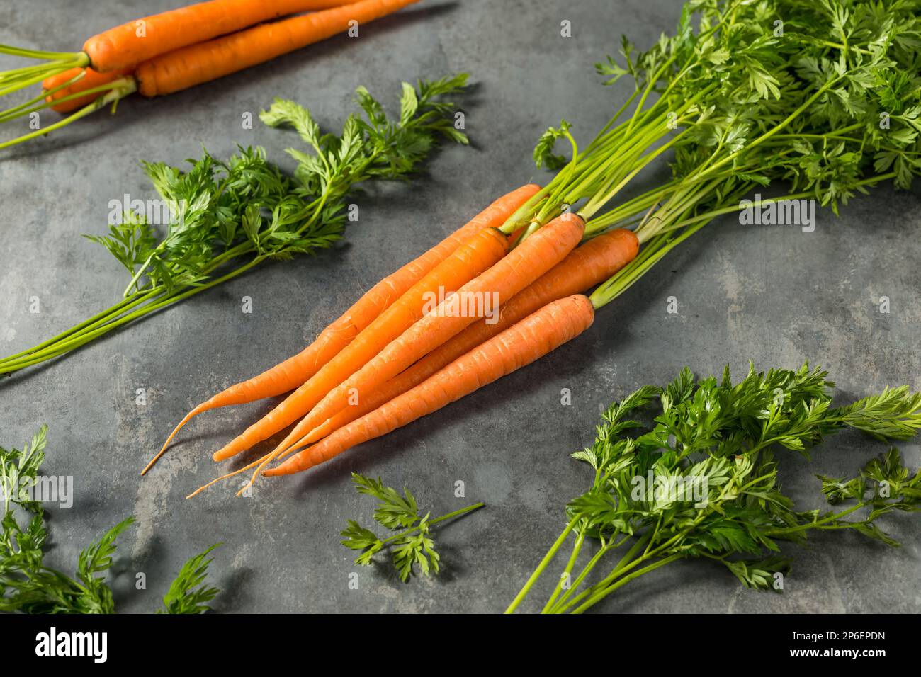 Carote di arancia grezza biologica in un mazzo Foto Stock