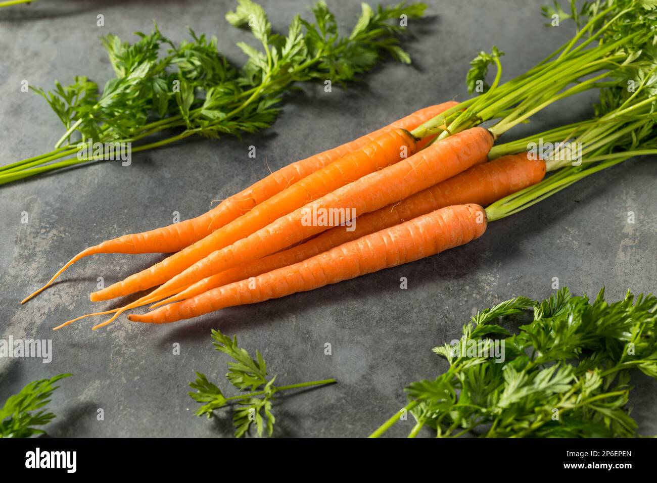 Carote di arancia grezza biologica in un mazzo Foto Stock