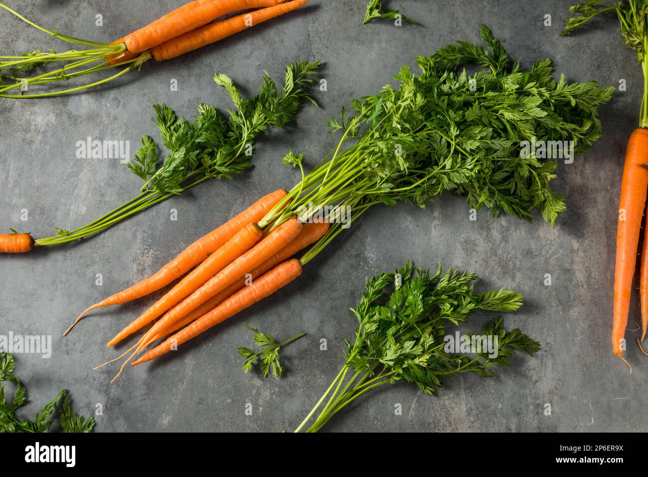 Carote di arancia grezza biologica in un mazzo Foto Stock