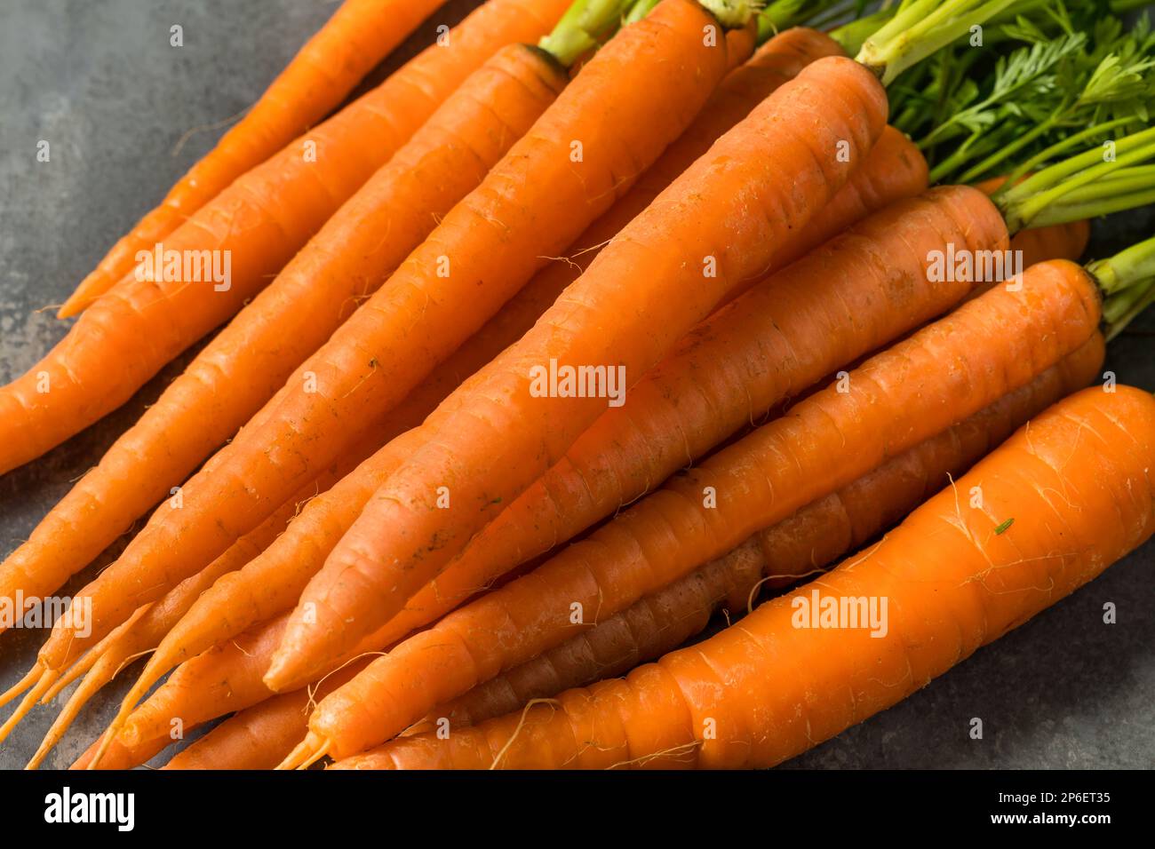 Carote di arancia grezza biologica in un mazzo Foto Stock