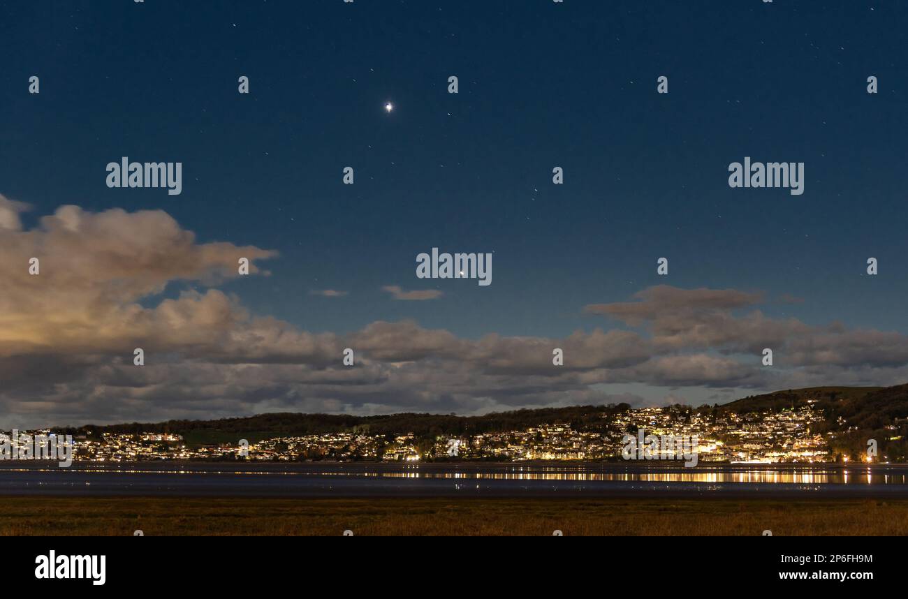 Grange-over-Sands, Cumbria, Regno Unito. 7th Mar, 2023. Venere (in alto) e Giove nel cielo notturno su Grange-Over-Sands, Cumbria, UK. Credit: John Eveson/Alamy Live News Foto Stock