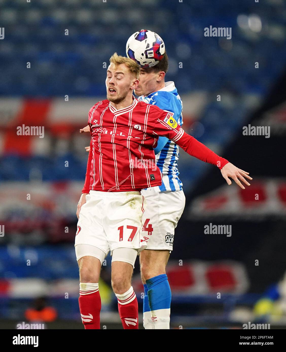 Mark Sykes (a sinistra) di Bristol City e Josh Ruffels di Huddersfield Town combattono per la palla durante la partita del campionato Sky Bet allo stadio John Smith di Huddersfield. Data immagine: Martedì 7 marzo 2023. Foto Stock