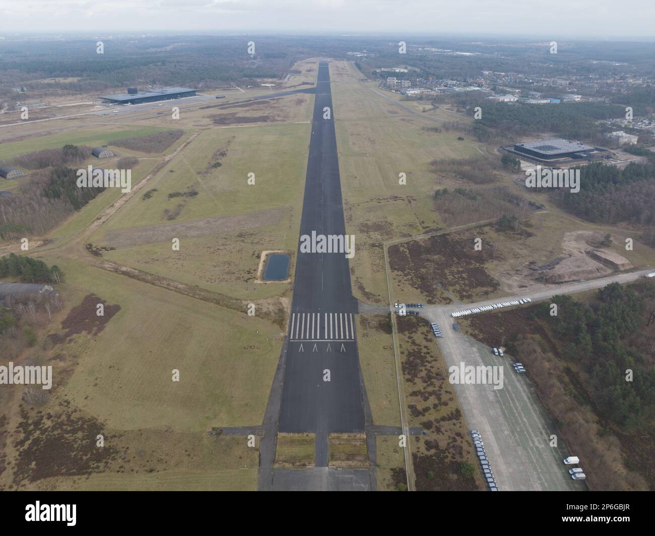 Scopri il significato storico di una vecchia pista militare di Soesterberg con una splendida foto aerea del drone che ti porterà indietro nel tempo. Foto Stock