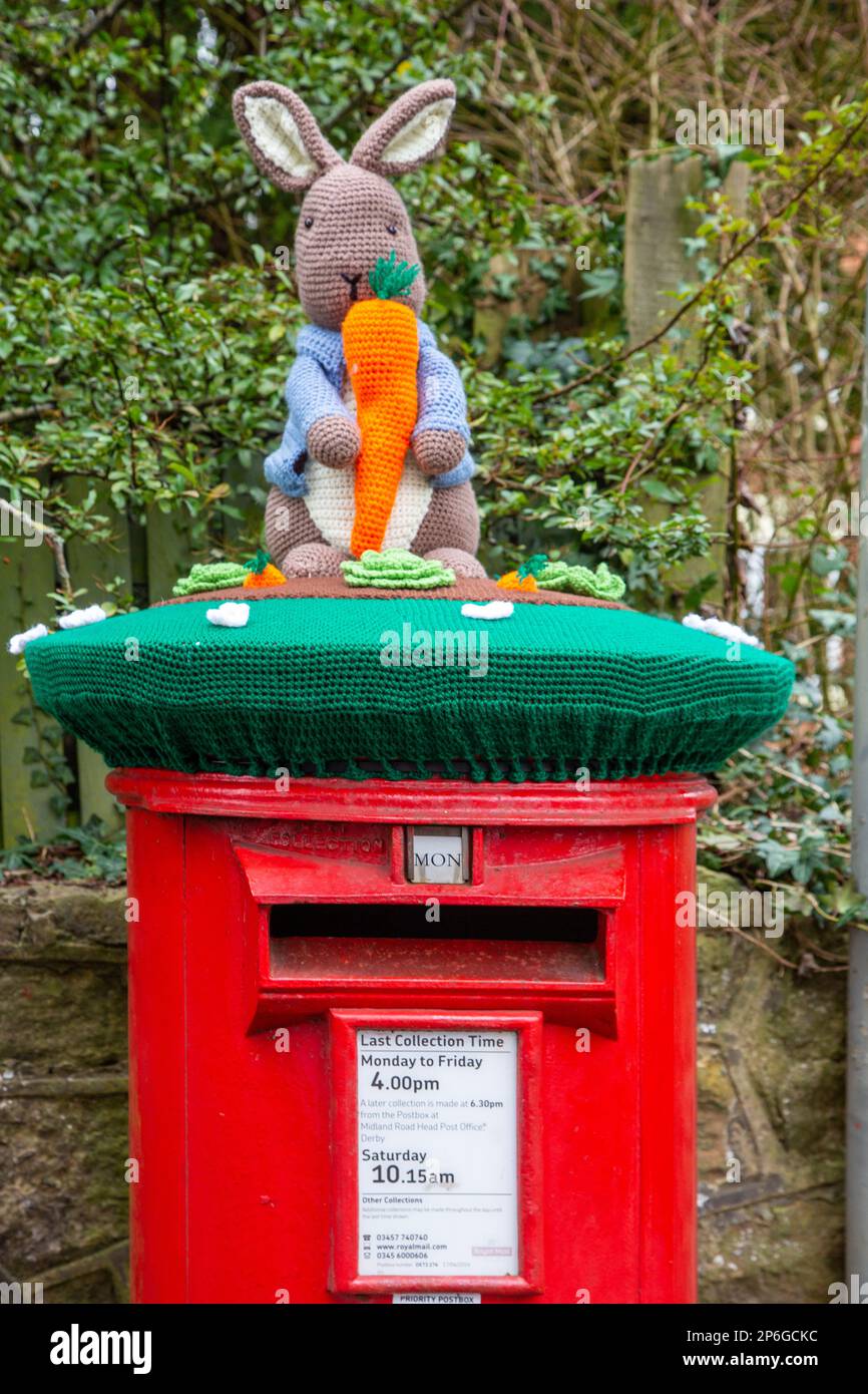 Peter Rabbit ha bombardato un filo su una casella postale Royal Mail nella città di mercato del Derbyshire di Melbourne, in Inghilterra Foto Stock