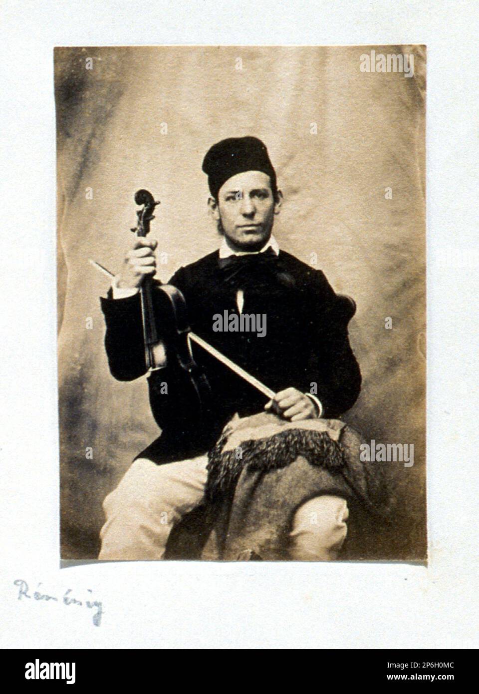 Victor Marie Hugo con Charles Hugo e Auguste Vacquerie, Violinista, circa 1853, stampa di sale. Foto Stock