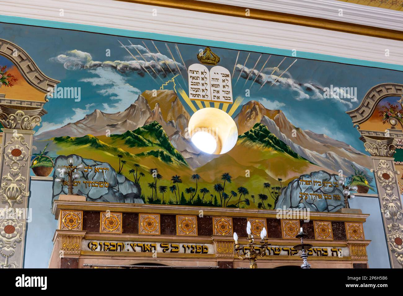 Kutaisi, Georgia, 04.06.21. La parete dell'altare della Sinagoga di Kutaisi riccamente decorata con la pittura del Monte Sinai e il Decalogo con il lucernario della finestra. Foto Stock