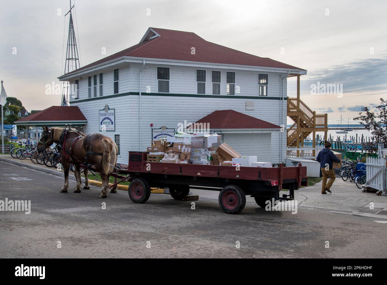 Isola di Mackinac, Michigan. Sull'isola sono ammessi solo cavalli e biciclette. Cavallo e carro che trasportano le merci alle aziende locali. Foto Stock