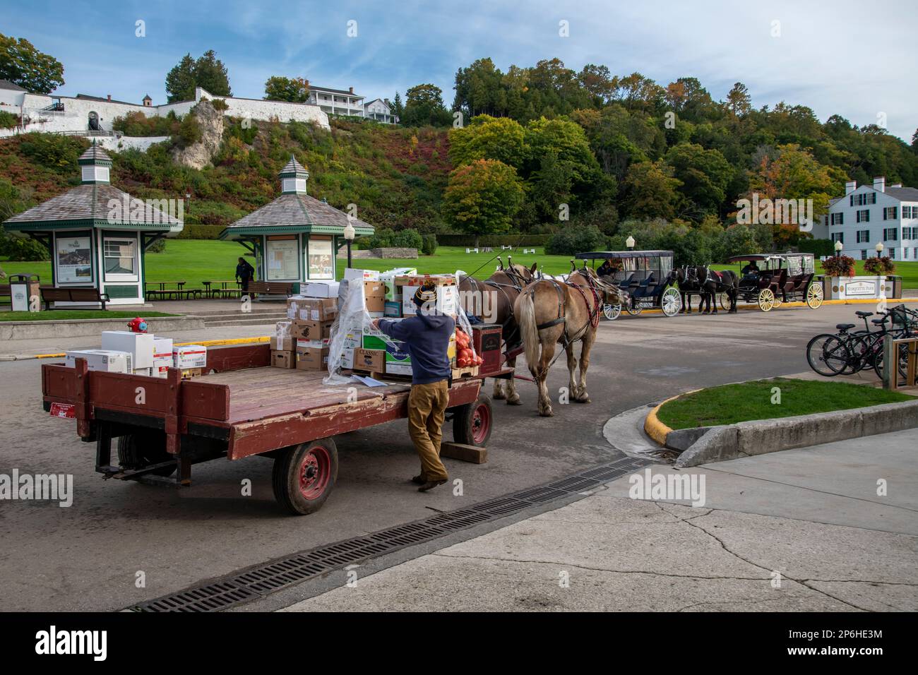 Isola di Mackinac, Michigan. Sull'isola sono ammessi solo cavalli e biciclette. Cavallo e carro che trasportano le merci alle aziende locali. Foto Stock