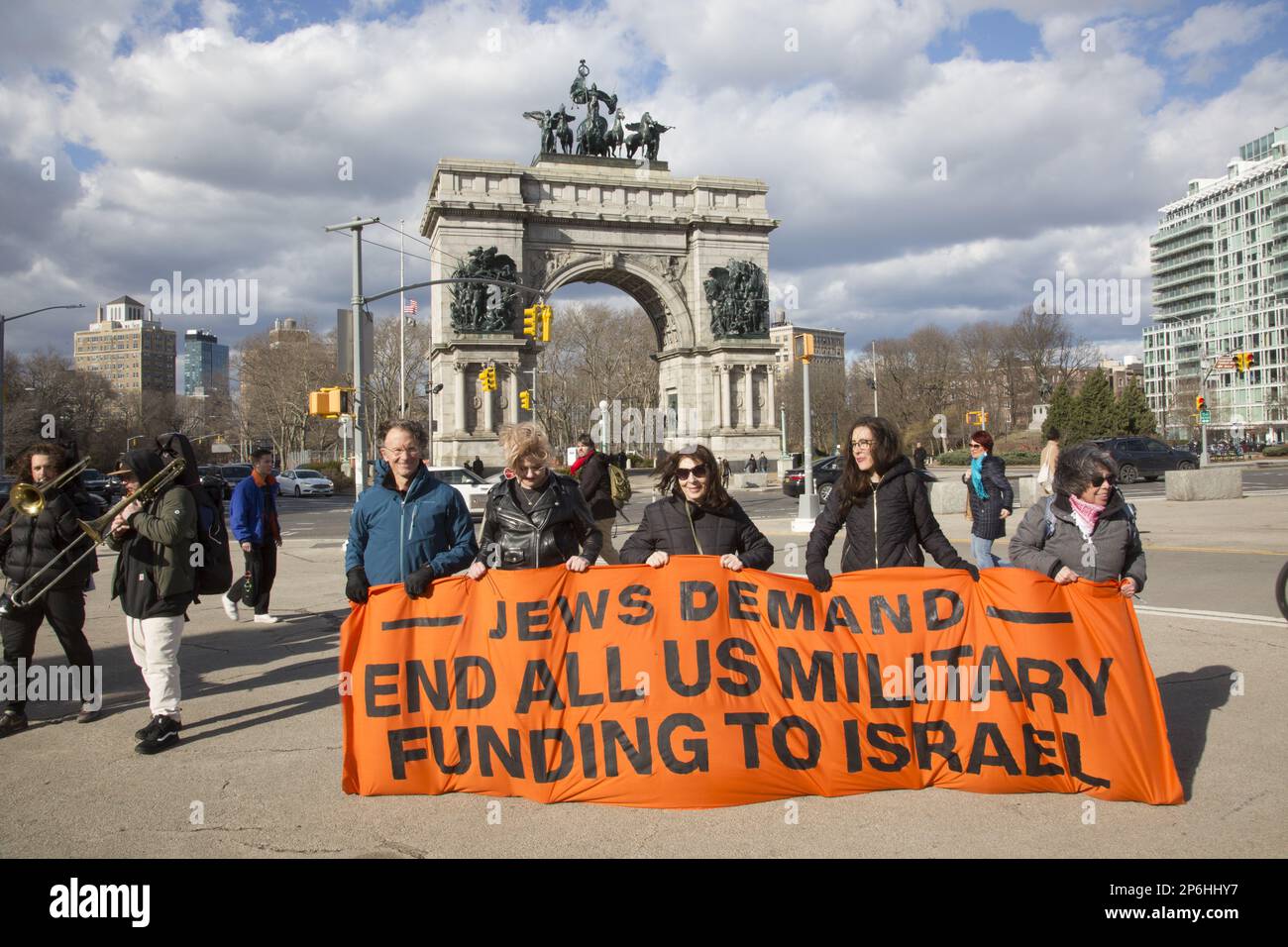 Ebrei e altri si radunano e marciano a Brooklyn vicino alla casa del senatore Chuck Schumer chiedendo agli Stati Uniti di tagliare i finanziamenti militari a Israele alla luce degli attacchi e uccidendo civili palestinesi e distruggendo case e proprietà palestinesi in Cisgiordania e altrove. Foto Stock