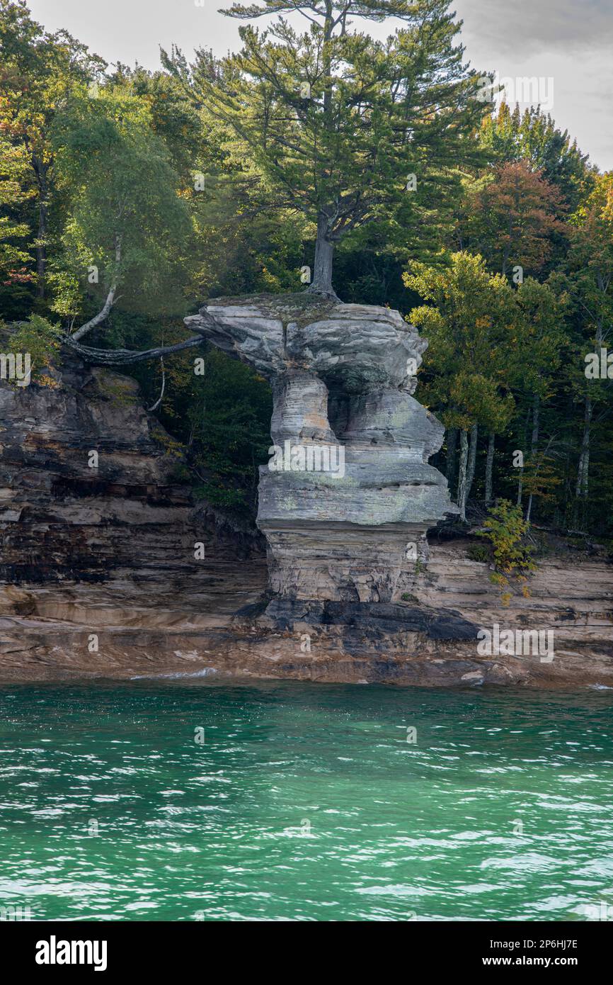 Munising, Michigan. Chapel Rock nella foto Rocks National Lakeshore sul lago superiore nella penisola superiore del Michigan. I colori nelle scogliere Foto Stock