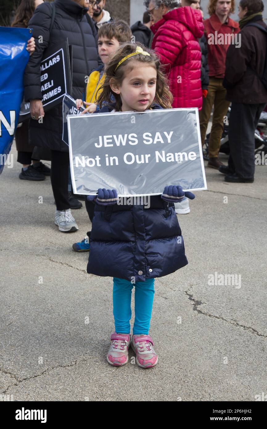 Ebrei e altri si radunano e marciano a Brooklyn vicino alla casa del senatore Chuck Schumer chiedendo agli Stati Uniti di tagliare i finanziamenti militari a Israele alla luce degli attacchi e uccidendo civili palestinesi e distruggendo case e proprietà palestinesi in Cisgiordania e altrove. Foto Stock