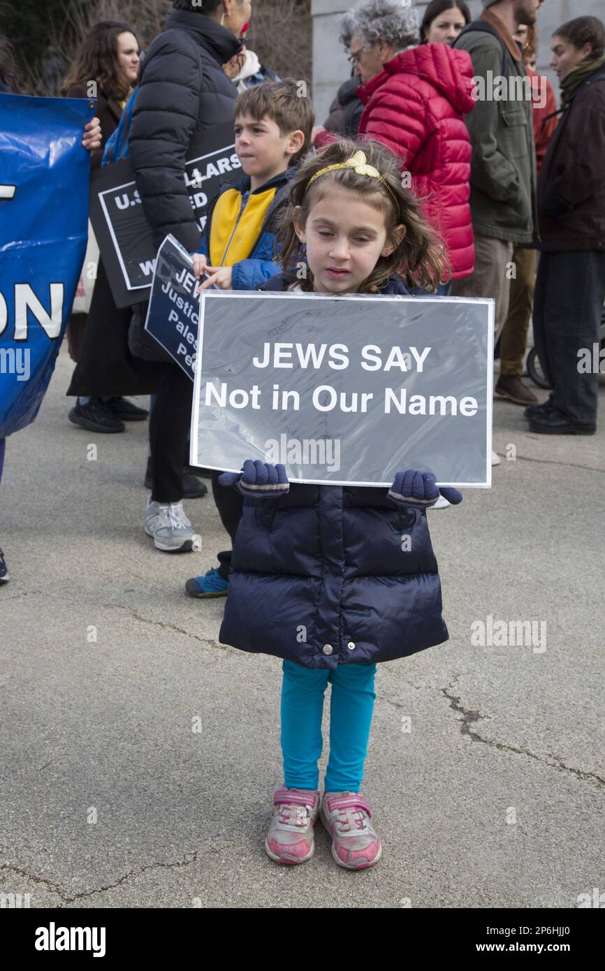 Ebrei e altri si radunano e marciano a Brooklyn vicino alla casa del senatore Chuck Schumer chiedendo agli Stati Uniti di tagliare i finanziamenti militari a Israele alla luce degli attacchi e uccidendo civili palestinesi e distruggendo case e proprietà palestinesi in Cisgiordania e altrove. Foto Stock