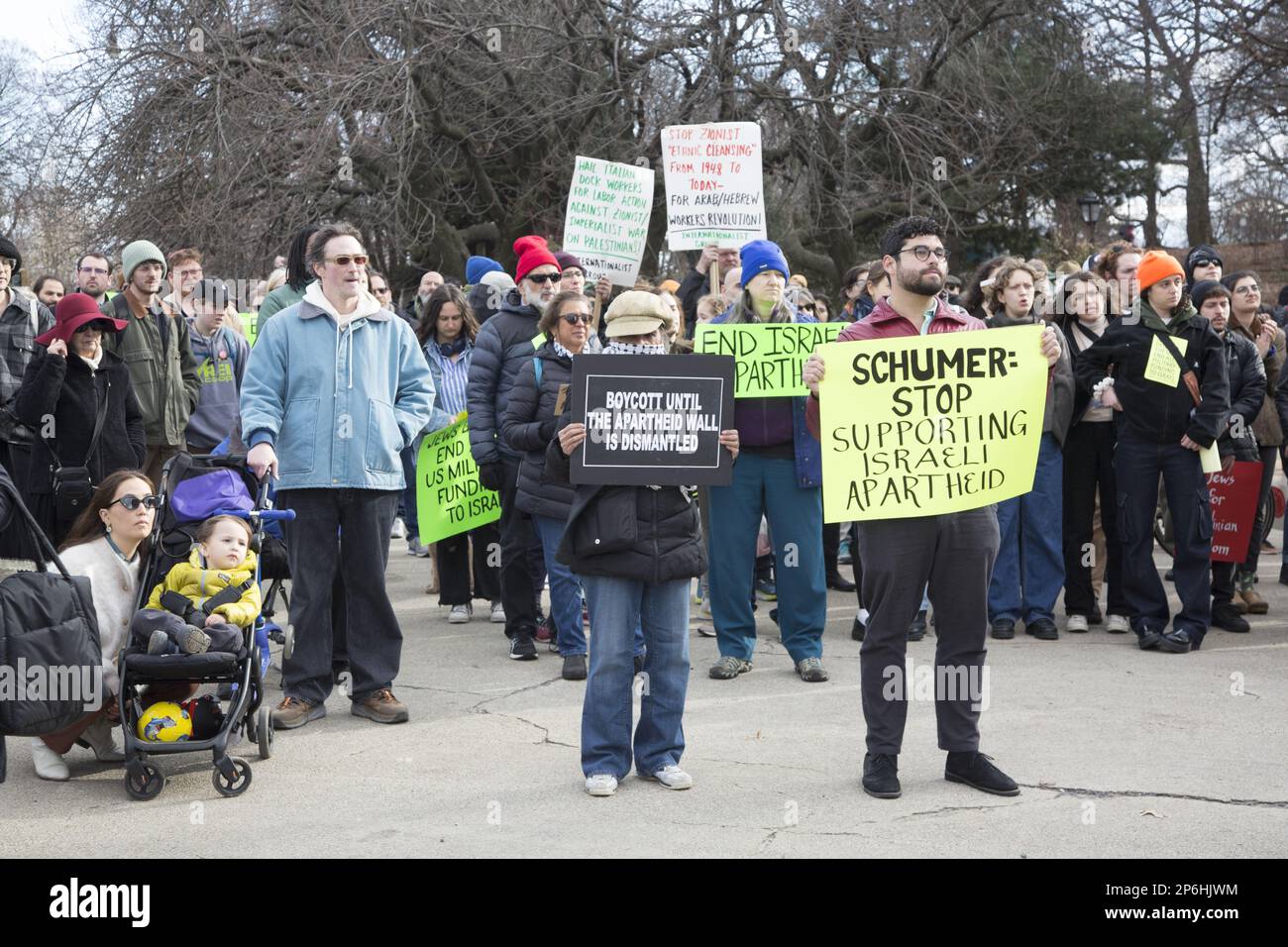 Ebrei e altri si radunano e marciano a Brooklyn vicino alla casa del senatore Chuck Schumer chiedendo agli Stati Uniti di tagliare i finanziamenti militari a Israele alla luce degli attacchi e uccidendo civili palestinesi e distruggendo case e proprietà palestinesi in Cisgiordania e altrove. Foto Stock