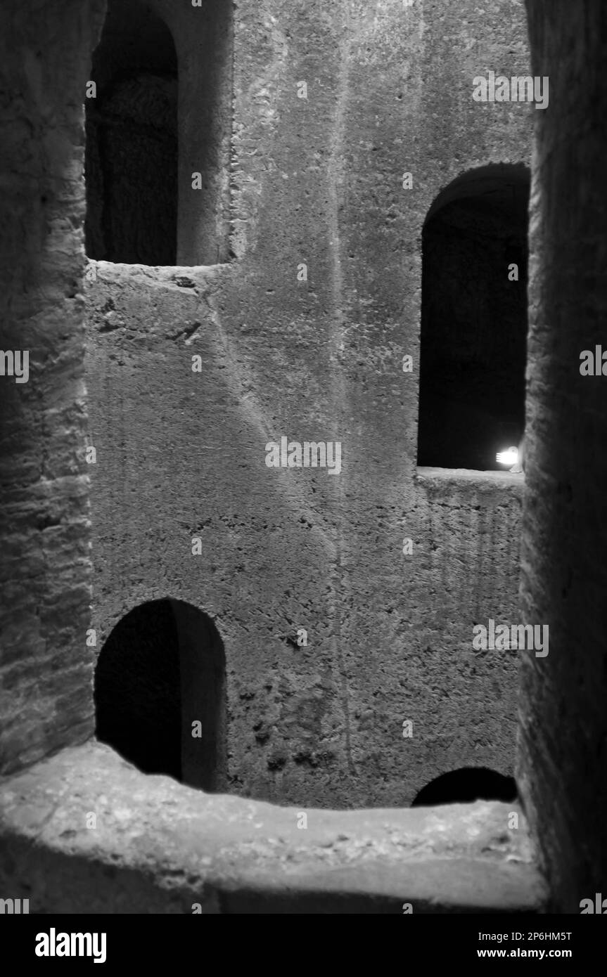 San Patrizio bene; particolare da una finestra. Orvieto, Italia. il pozzo centrale con due rampe elicoidali a doppia elica, accessibile da due porte, whic Foto Stock