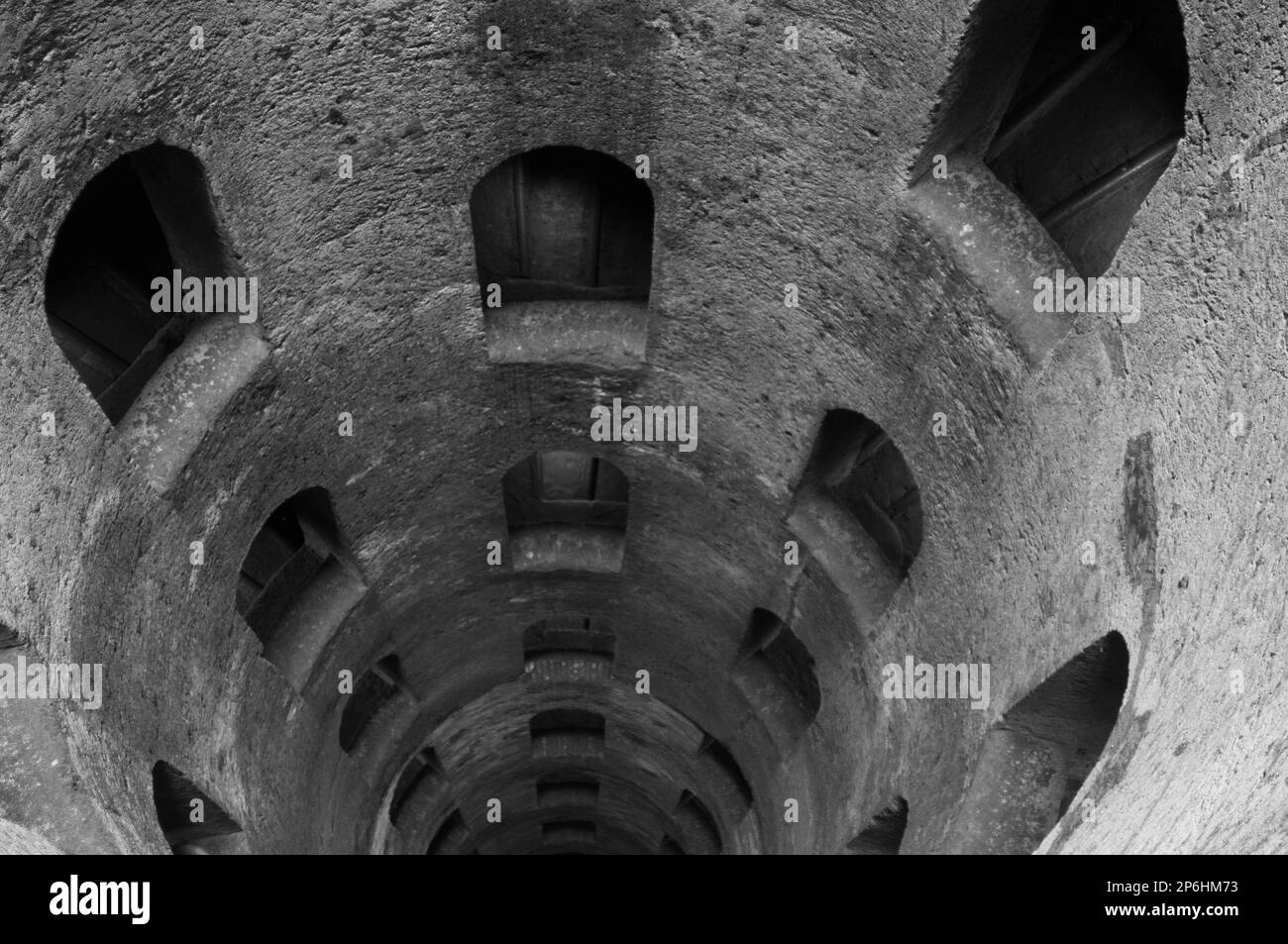 Bene San Patrizio; Orvieto, Italia. Il pozzo centrale con due rampe elicoidali a doppia elica, accessibile da due porte, che consentivano ai mulini di entrare in macchina Foto Stock