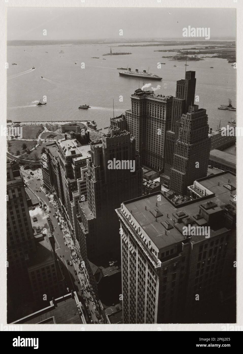 Berenice Abbott, senza titolo [Broadway to the Battery, from the Roof of Irving Trust Company Building, One Wall Street, New York], 1938, stampato 1982, stampa in argento gelatina. Foto Stock