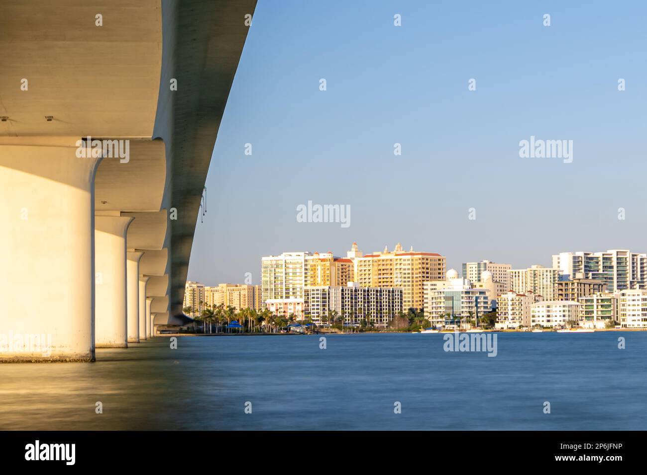 Immagine nel tardo pomeriggio sotto il Ringling Bridge a Sarasota, Florida. Foto Stock