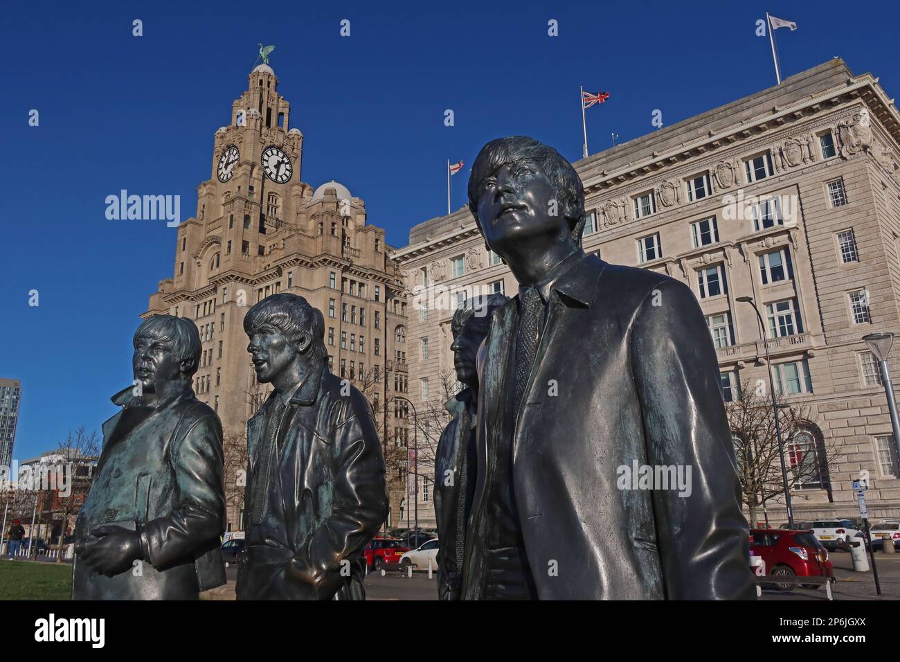 La statua in bronzo dei Beatles del 2015 di Andy Edwards, presso il Pier Head, centro di Liverpool, Merseyside, Inghilterra, Regno Unito, L3 1HN Foto Stock