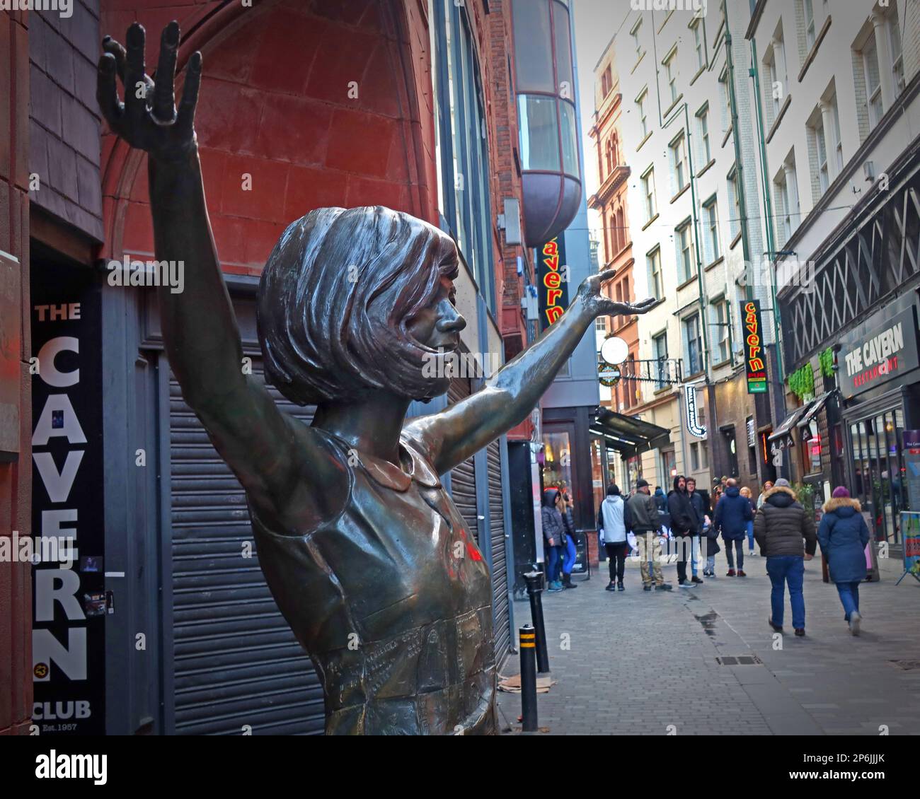 Statua di Cilla Black, al di fuori del Cavern Club, Mathew St, Liverpool, Merseyside, Inghilterra, REGNO UNITO, L2 6RE BW Foto Stock