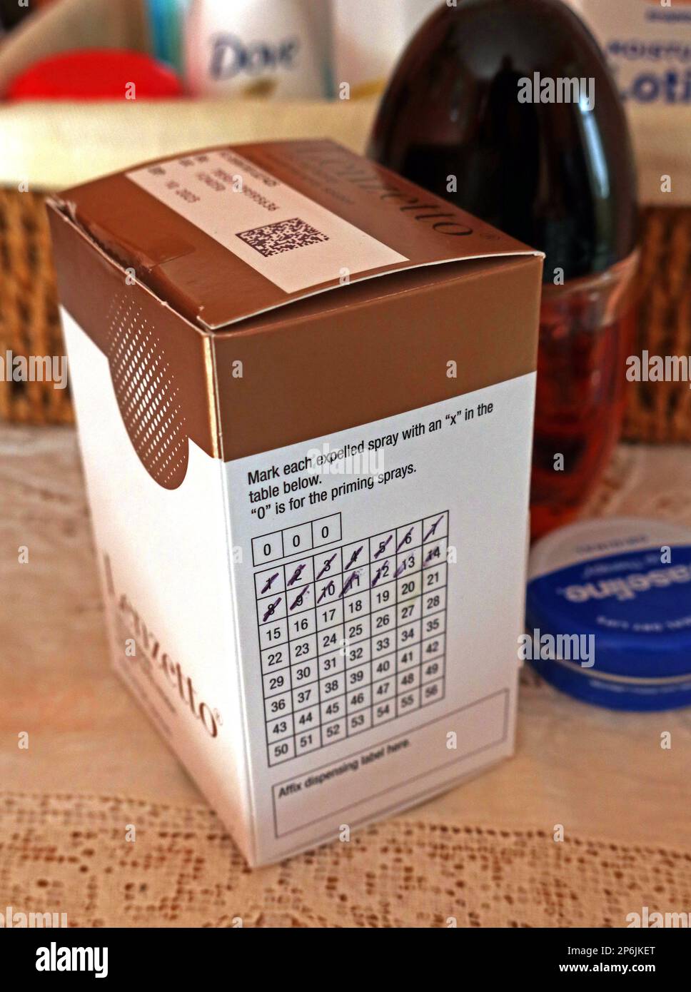 Lenzetto transderma spray Solution timetable, estradiolo, HRT menopausa femminile ( terapia ormonale sostitutiva del trattamento ), su un tavolo da letto Foto Stock