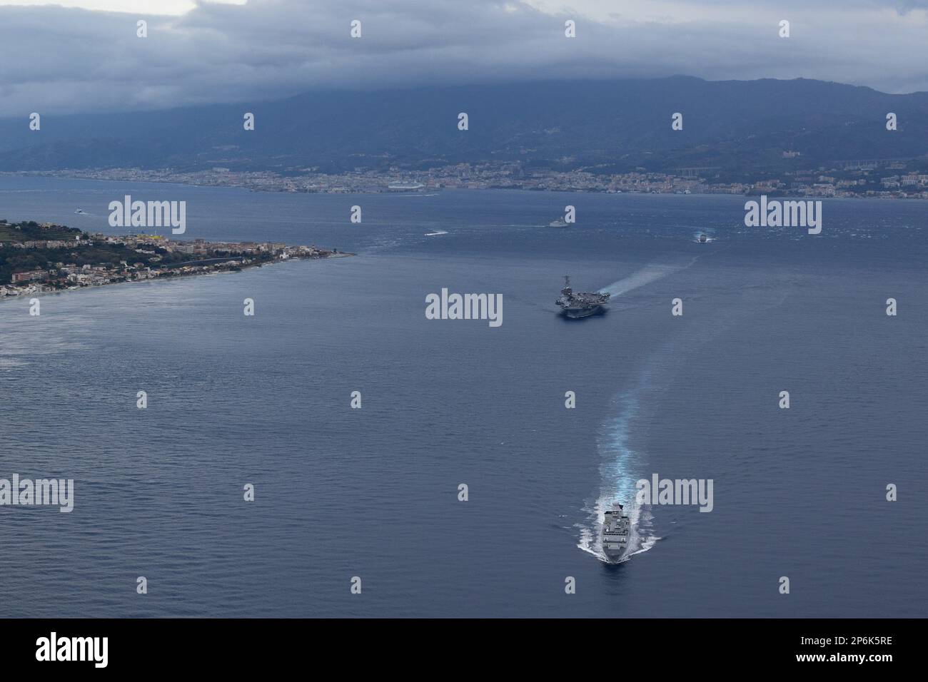 221126-N-NO777-1002 STRETTO DI MESSINA (26 novembre 2022) il SUO Doria, davanti, la portaerei di classe Nimitz USS George H.W. Bush (CVN 77), l'incrociatore missilistico guidato di classe Ticonderoga USS Leyte Gulf (CG 55), e la Marina italiana Carlo Bergamini fregata DI classe CARABINIERE (F 593), transitano attraverso lo stretto di Messina 26 novembre 2022. The George H.W. Bush CSG è in fase di implementazione pianificata negli Stati Uniti Naval Forces Europe area of Operations, impiegato dagli Stati Uniti Sesta flotta per difendere gli interessi degli Stati Uniti, degli alleati e dei partner. (STATI UNITI Navy by Mass Communication Specialist 3rd Class Samuel Wagner) Foto Stock