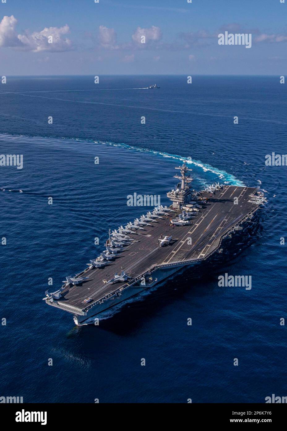 230305-N-YD731-1866 MARE ADRIATICO (5 marzo 2023) la portaerei di classe Nimitz USS George H.W. Bush (CVN 77) e la fregata di classe Carlo Bergamini IL SUO Virginio Fasan (F 591) transitano nel Mar Mediterraneo, 5 marzo 2023. The George H.W. Bush CSG è in fase di implementazione pianificata negli Stati Uniti Naval Forces Europe area of Operations, impiegato dagli Stati Uniti Sesta flotta per difendere gli interessi degli Stati Uniti, alleati e partner. (STATI UNITI Foto Navy di Mass Communication Specialist 2nd Classe Novalee Manzella) Foto Stock