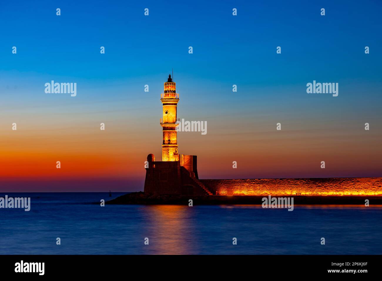 Vista del vecchio porto veneziano di Haniaand della moschea di Janissars. Creta, Grecia. Foto Stock