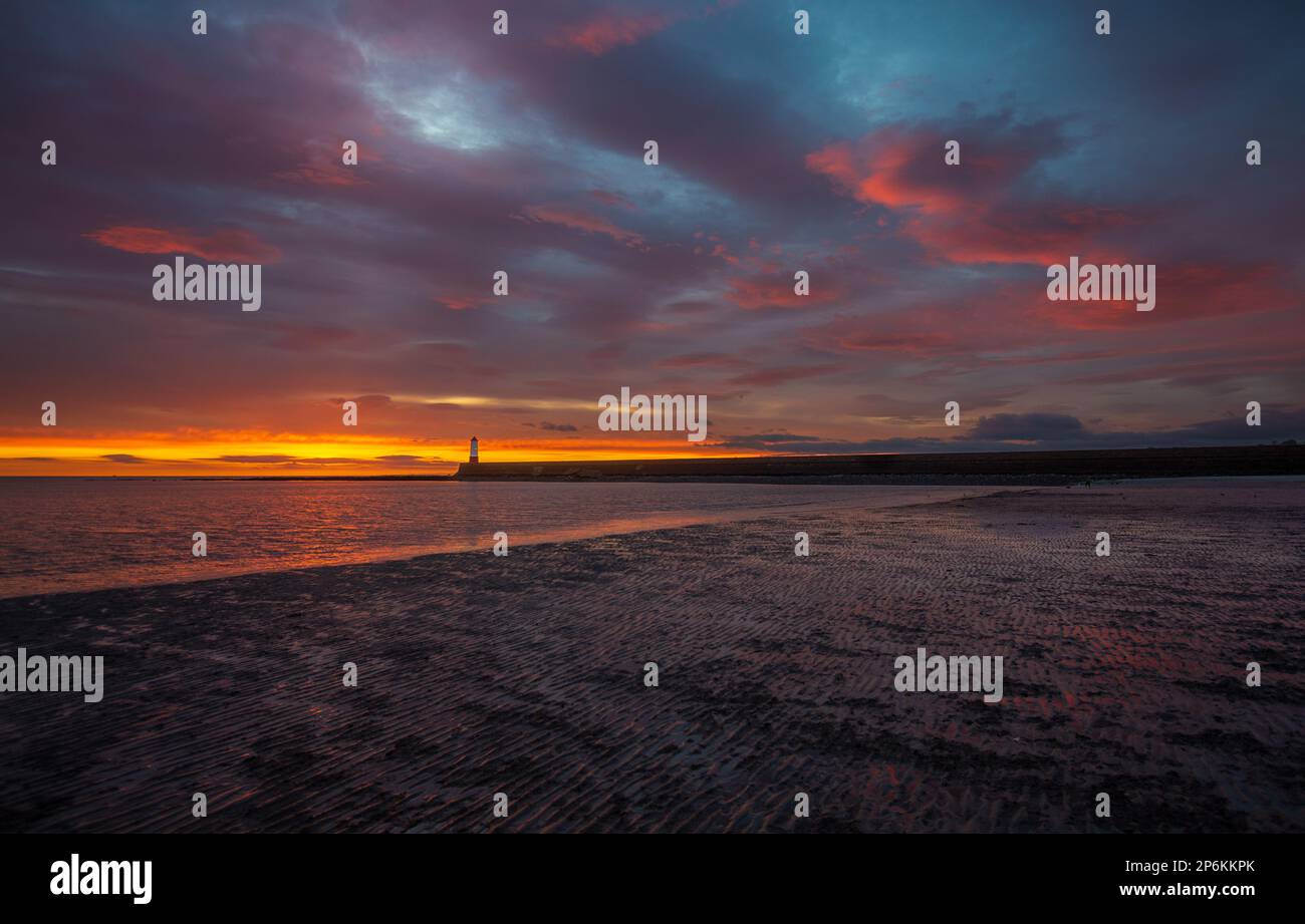 Alba sul Molo a Berwick upon Tweed, la città più settentrionale dell'Inghilterra Foto Stock