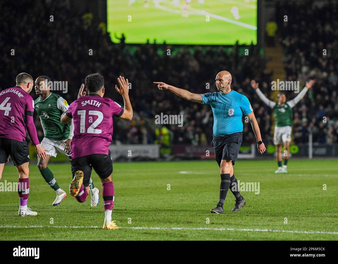 Plymouth, Regno Unito. 07th Mar, 2023. L'arbitro CHARLES BREAKSPEAR assegna una penalità a Plymouth Argyle durante la partita della Sky Bet League 1 Plymouth Argyle vs Derby County a Home Park, Plymouth, Regno Unito, 7th marzo 2023 (Foto di Stanley Kasala/News Images) a Plymouth, Regno Unito il 3/7/2023. (Foto di Stanley Kasala/News Images/Sipa USA) Credit: Sipa USA/Alamy Live News Foto Stock