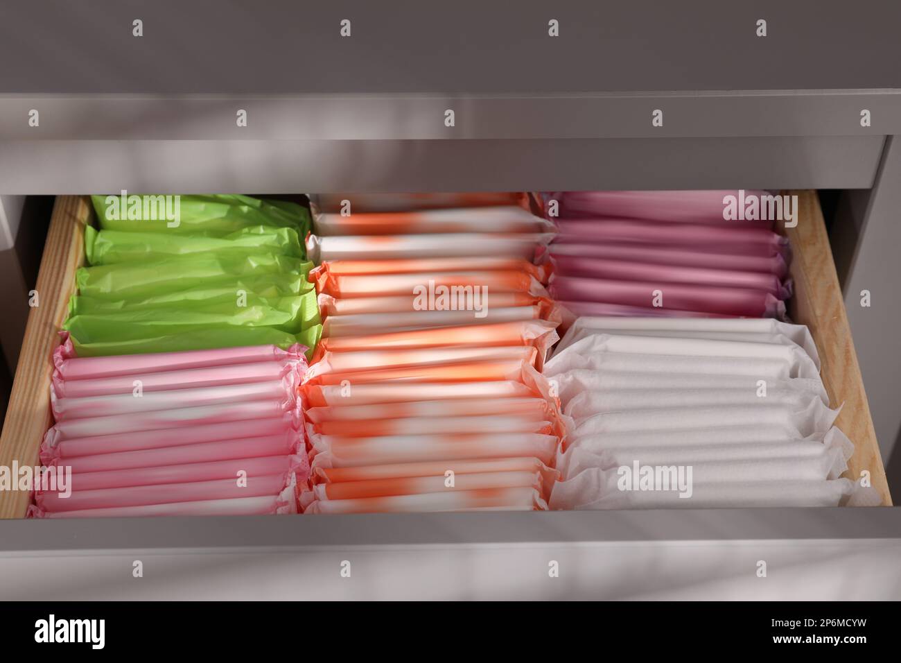 Aprire il cassetto armadio con diversi cuscinetti mestruali, primo piano Foto Stock