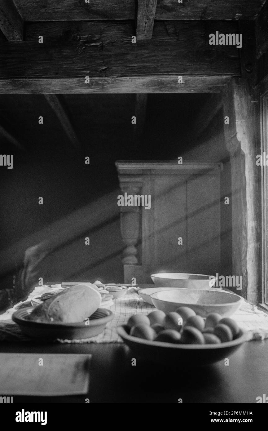 Uova e pane appena sfornato esposti su un tavolo con ciotole e piatti davanti ad una finestra durante una rievocazione della Guerra d'Indipendenza al Rebecca Nur Foto Stock