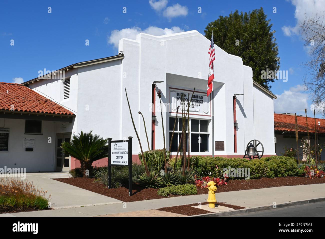 TUSTIN, CALIFORNIA - 7 MAR 2023: Tustin Unified School District Administration Building nel centro storico. Foto Stock
