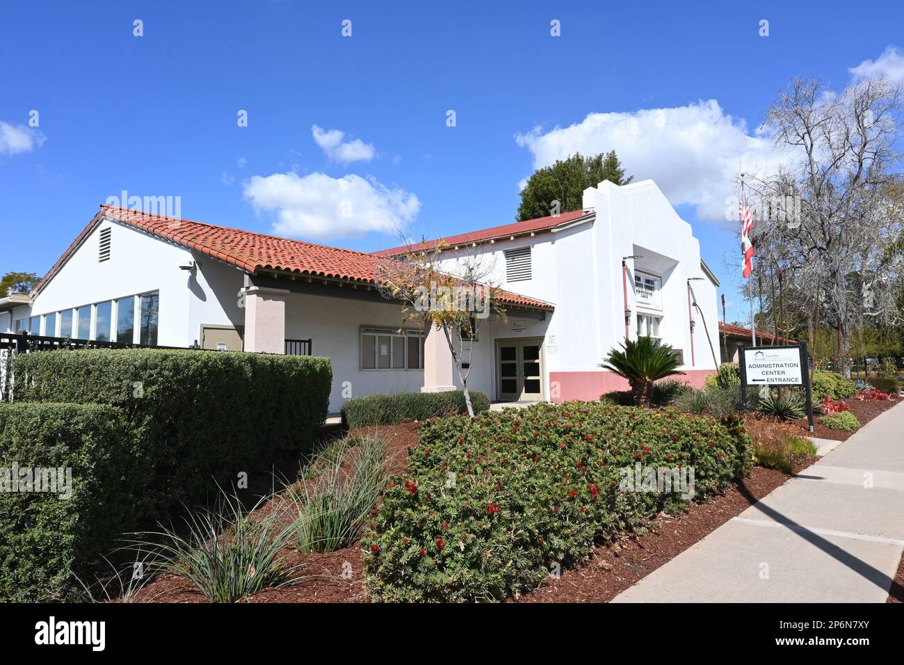 TUSTIN, CALIFORNIA - 7 MAR 2023: Tustin Unified School District Administration Building nel centro storico. Foto Stock