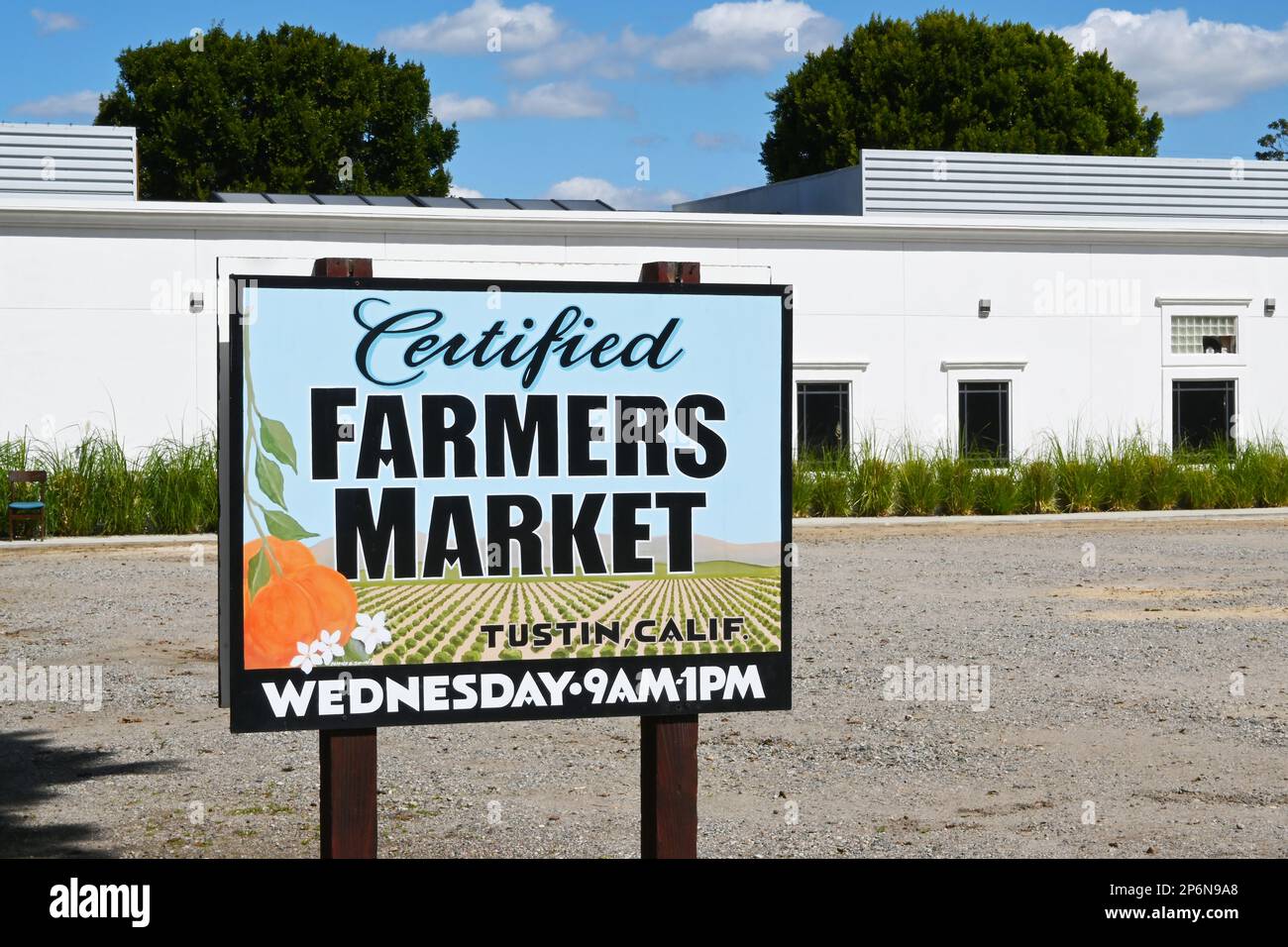 TUSTIN, CALIFORNIA - 7 MAR 2023: Farmers Market segno su El Camino Real nel centro storico di Tustin. Foto Stock