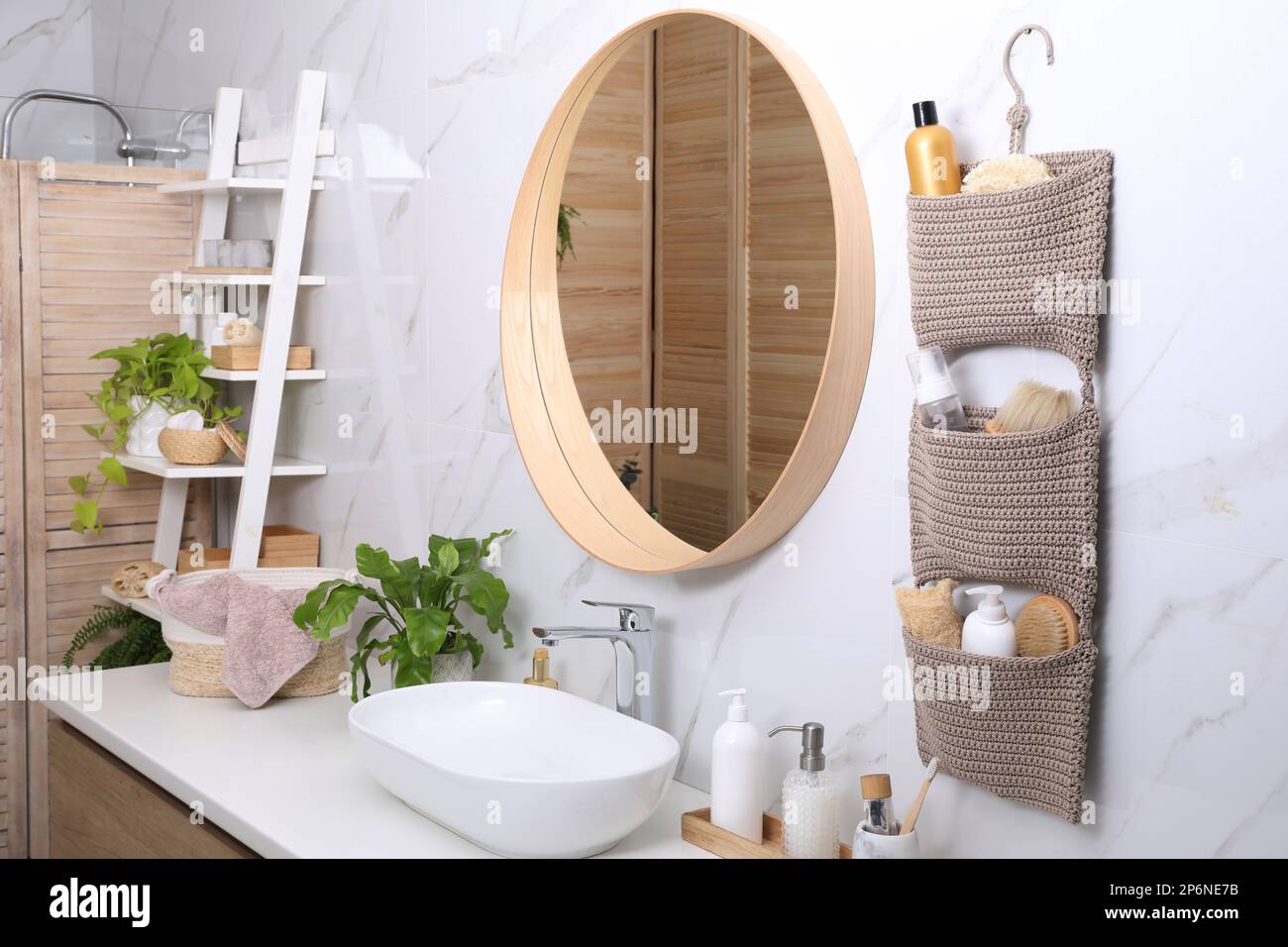 Interno del bagno con accessori essenziali ed eleganti Foto Stock