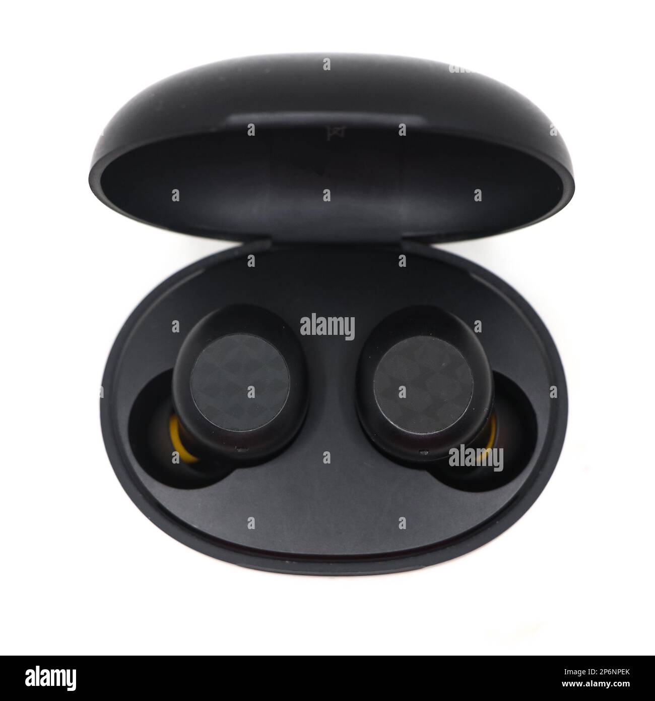 cuffie auricolari a eliminazione del rumore wireless nere con custodia per il power bank isolata su sfondo bianco Foto Stock