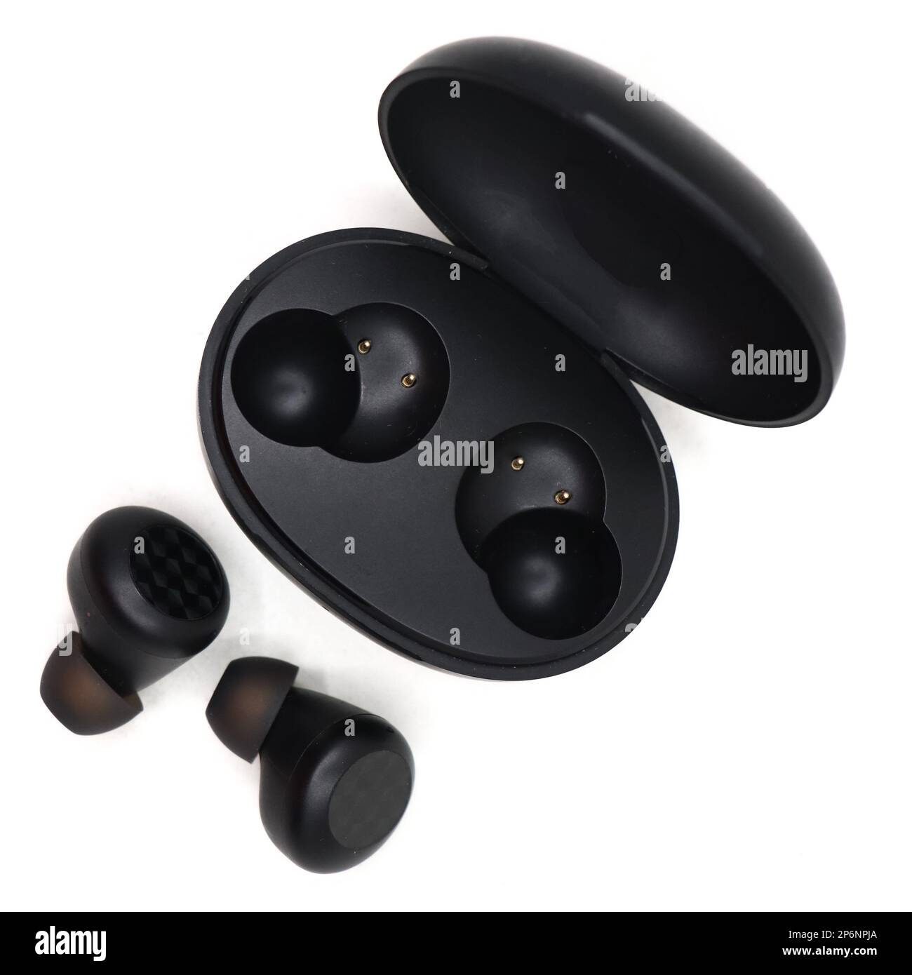 cuffie auricolari a eliminazione del rumore wireless nere con custodia per il power bank isolata su sfondo bianco Foto Stock