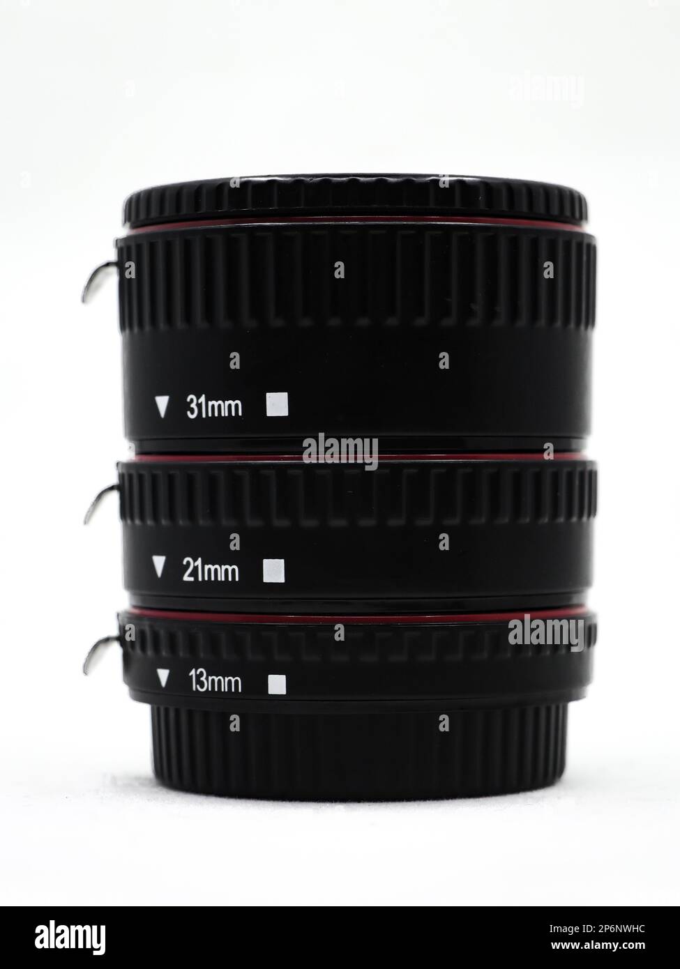 primo piano di un set di tubi di prolunga per obiettivo nero per la fotografia macro isolato su sfondo bianco Foto Stock