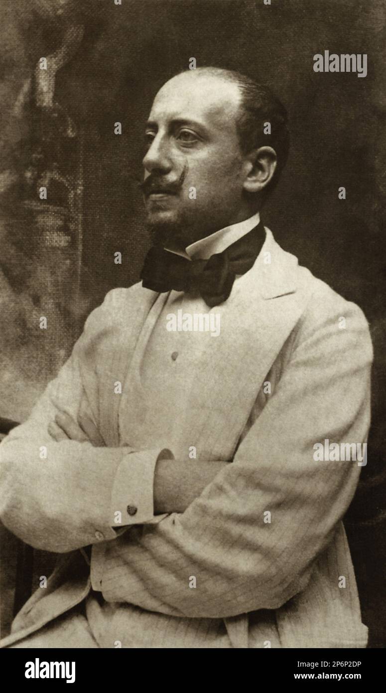 Il poeta , politico e scrittore italiano GABRIELE D'ANNUNZIO (Pescara 1863 - Gardone Riviera 1938 ), in posa per il pittore Francesco paolo Michetti ( 1851 - 1929 ). - SCRITTORE - LETTERATURA - LETTERATURA - letterato - POETA - POESIA - POESIA - POESIA - baffi - baffi - ritratto - ritratto - DAnnunzio - cravatta - papillon - cravatta - cravatta - cravatta - DANDY - BELLE EPOQUE --- Archivio GBB Foto Stock