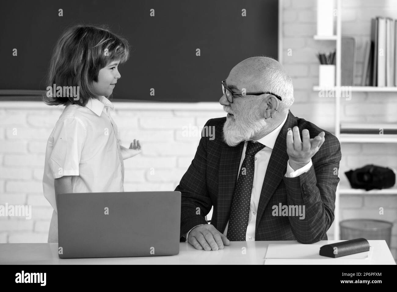 Formazione e apprendimento online. Ritorno a scuola. Insegnante e allievo con computer portatile. Scolaro in classe. Foto Stock